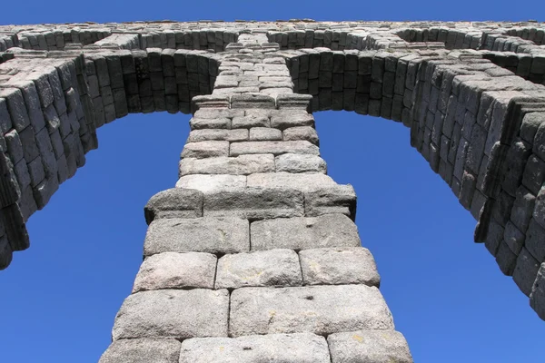 Slavný římský akvadukt v Segovii ve Španělsku. — Stock fotografie