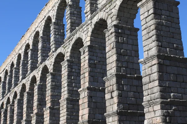 The famous Roman Aqueduct in Segovia in Spain. — Stock Photo, Image