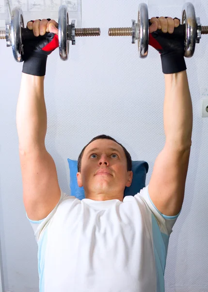 Antrenament bărbat în centrul de fitness — Fotografie, imagine de stoc