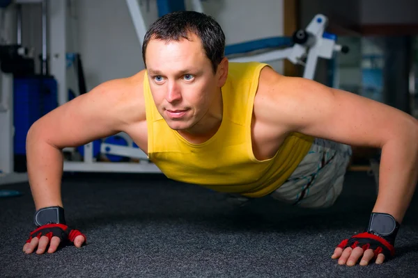 Antrenament bărbat în centrul de fitness — Fotografie, imagine de stoc