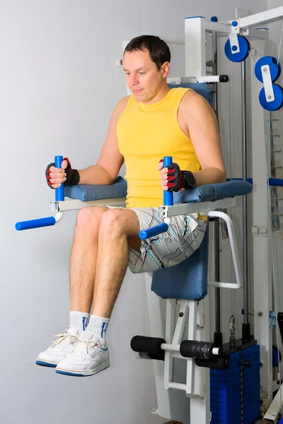 Treinamento homem no centro de fitness — Fotografia de Stock