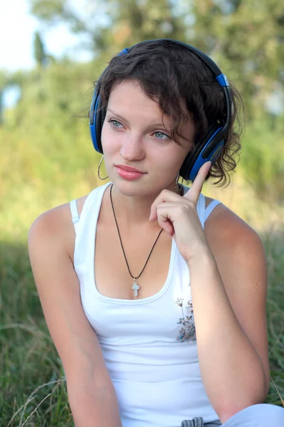 Jong meisje luistert naar muziek — Stockfoto
