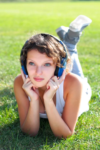年轻的女孩喜欢听听音乐 — 图库照片