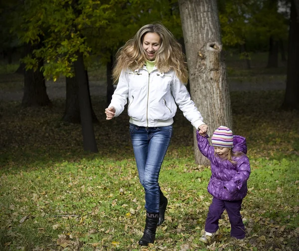 Mãe e filha no parque de outono — Fotografia de Stock