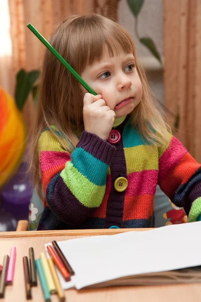 Kleines Mädchen zeichnet zu Hause mit Bleistiften — Stockfoto
