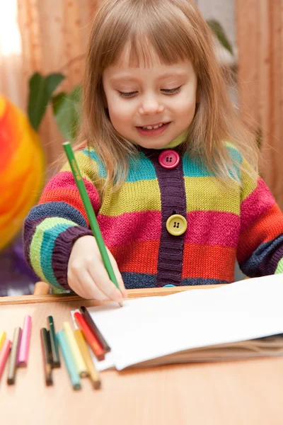 Kislány rajz ceruzával otthon — Stock Fotó