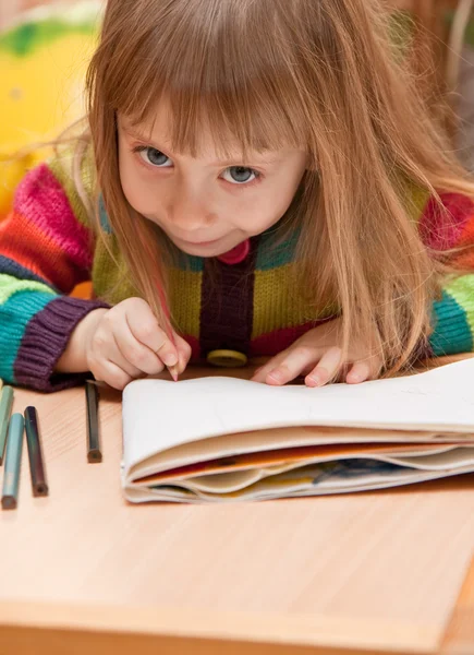 鉛筆で絵を描く少女は — ストック写真