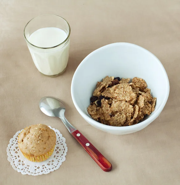 Flocos de milho, muffin e leite — Fotografia de Stock