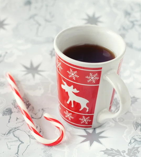 Chá em xícara de Natal e doces listrados — Fotografia de Stock
