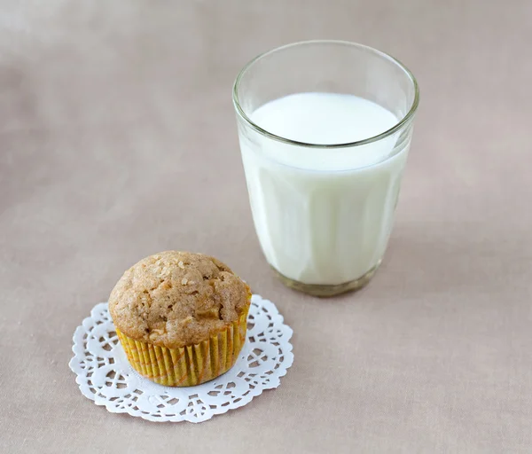 Muffin and glass of milk — Stock Photo, Image