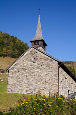 Kilise İsviçre dağlarında