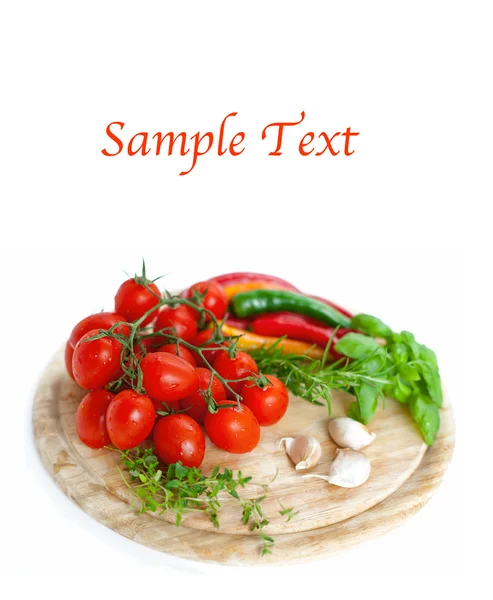 Verse groenten op een houten bord en voorbeeld tekst — Stockfoto