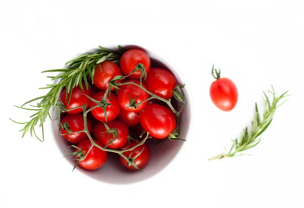 Tomaten en rosemarie op wit — Stockfoto
