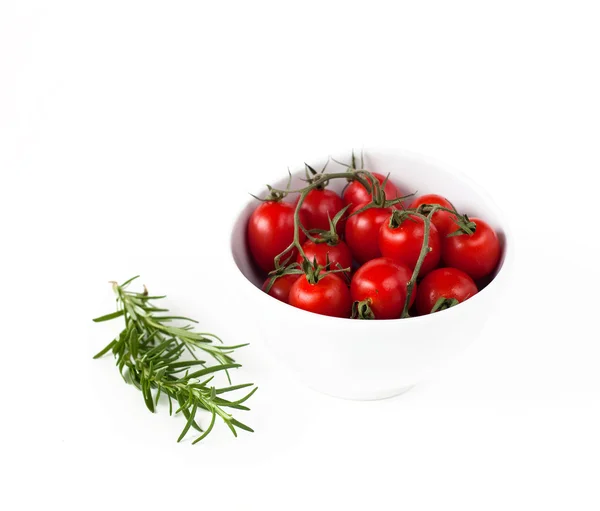 Tomates et romarin sur blanc — Photo