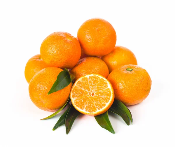 Mandarinas con hojas en blanco —  Fotos de Stock