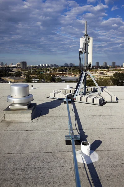 Cellular antenna installed on the roof — Zdjęcie stockowe