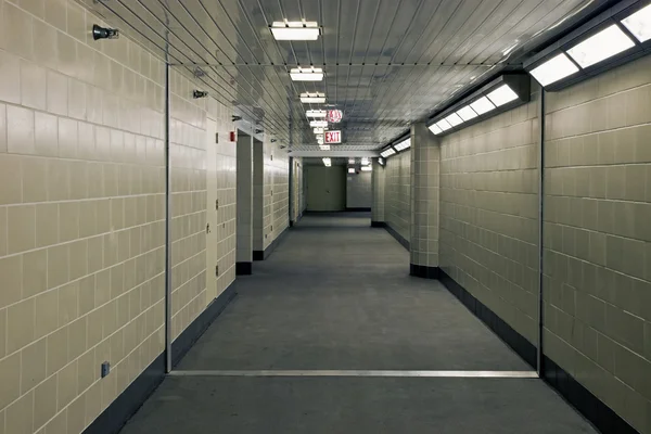 Corridoio in garage sotterraneo — Foto Stock
