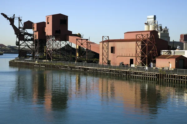 Fabryka nad rzeką — Zdjęcie stockowe