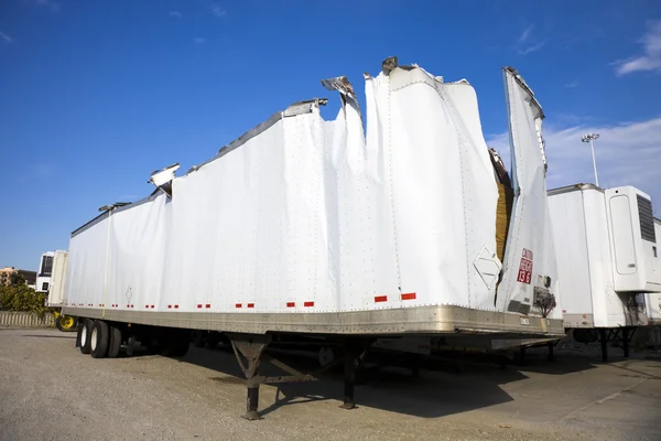 Witte trailer na ongeval — Stockfoto