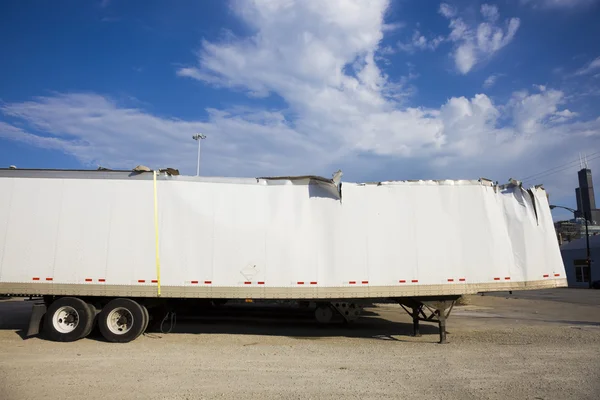 Vit trailer efter olycka mot blå himmel. — Stockfoto