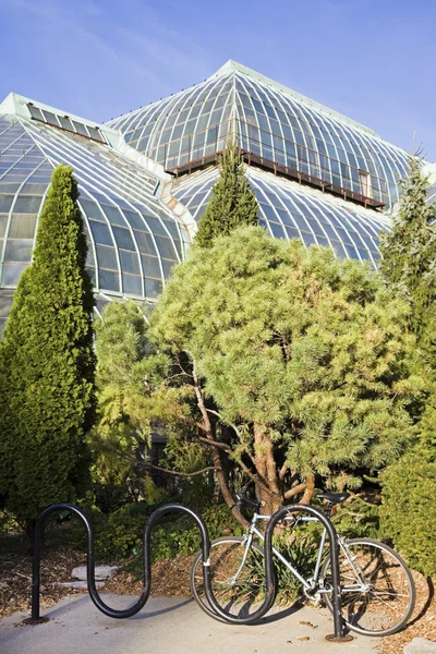 Bicicleta estacionada em frente ao Lincoln Park Conservatory — Fotografia de Stock