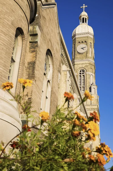 Blommor framför st stanislaus katolska kyrkan — Stockfoto