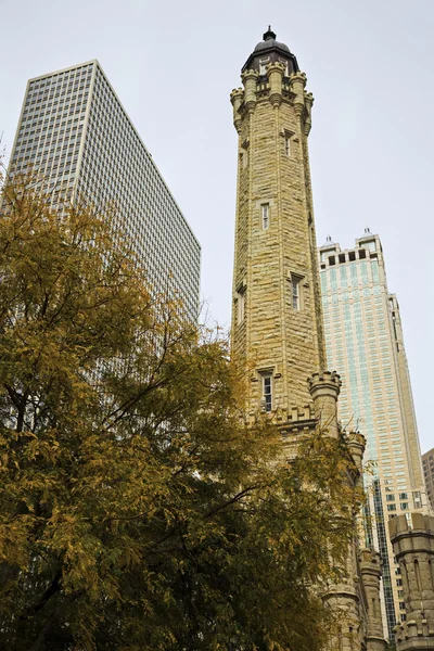 Torre de água no outono cenário — Fotografia de Stock
