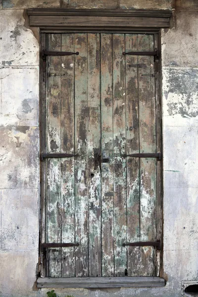 Vecchia porta nel quartiere francese — Foto Stock