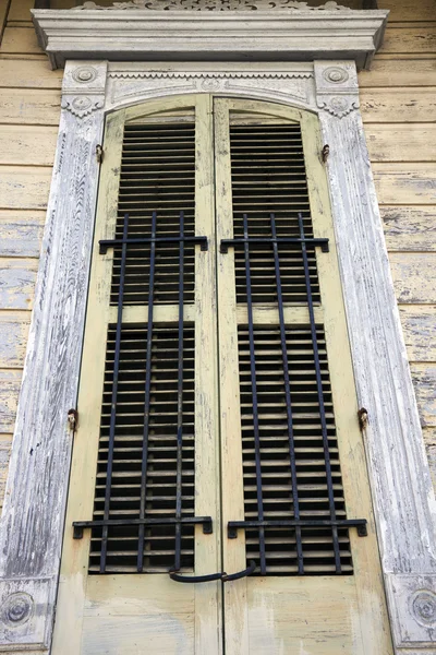 Stare okna w francuski kwartale — Zdjęcie stockowe