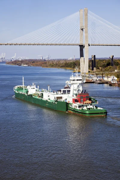Fartyget Anlöper Hamn Savannah Talmadge Memorial Bridge — Stockfoto