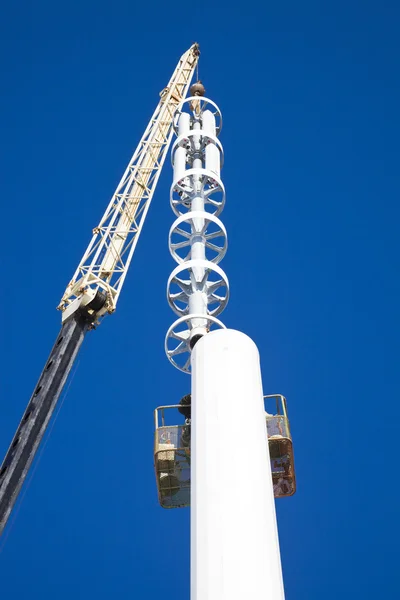 Assembilig cell tower — Stock Photo, Image