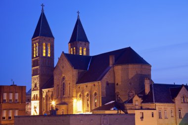 şehir merkezinde bulunan kilise akron