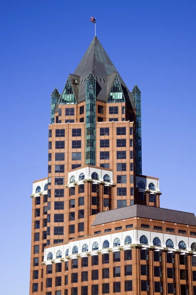Wieżowiec Milwaukee Błękitne Niebo — Zdjęcie stockowe