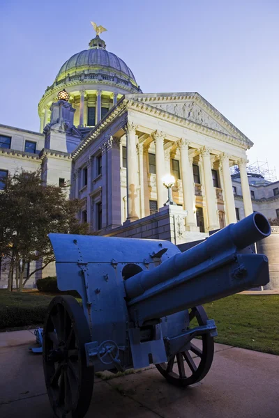 Cannon in front of State Capitol Building in Jackson — Stock Photo, Image