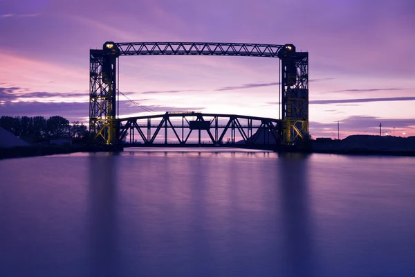 Gün batımı, köprü ve iki fenerler — Stok fotoğraf