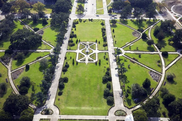 バトン ルージュ ルイジアナ州議会議事堂の前の公園 — ストック写真