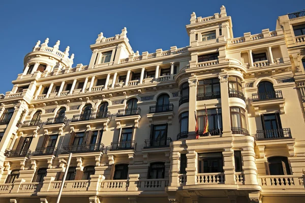 Architektura przy gran via w Madrycie — Zdjęcie stockowe