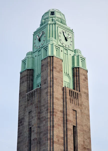 Wieża zegarowa przy dworcu kolejowym w Helsinkach — Zdjęcie stockowe