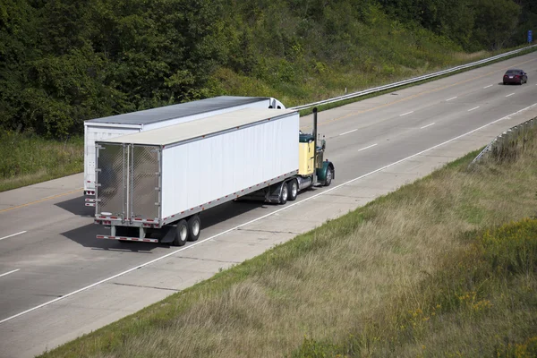Dos semi camiones en la carretera — Foto de Stock