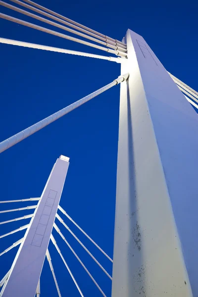 Beyaz köprü mavi gökyüzü altında — Stok fotoğraf