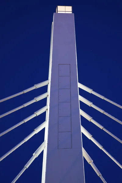 Beyaz köprü mavi gökyüzü altında — Stok fotoğraf