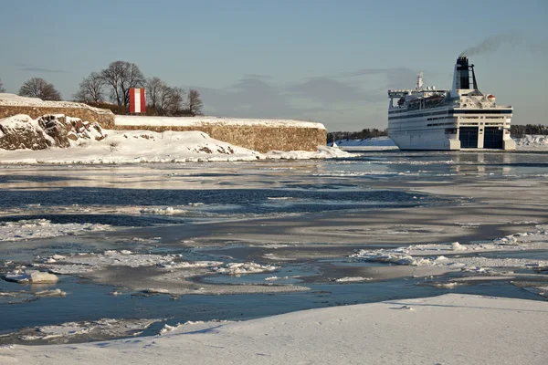 Traghetti che passano dalla Fortezza del Mare di Suomenlinna — Foto Stock