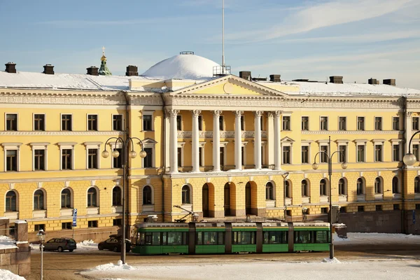 Tramwaje przed Muzeum Uniwersytetu w Helsinkach — Zdjęcie stockowe