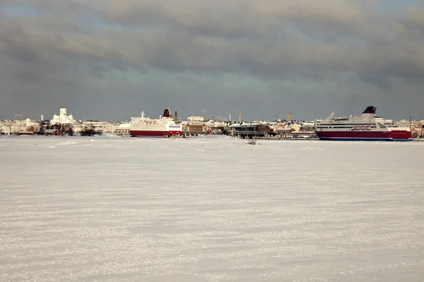 Hafen in Helsinki von zugefrorener Ostsee — Stockfoto