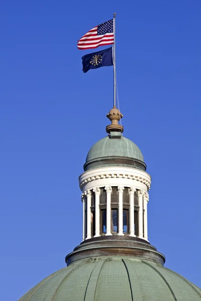 Vlajky na státní capitol building — Stock fotografie