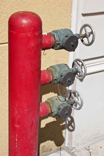 Dreifach-Feuerwehrhydrant — Stockfoto
