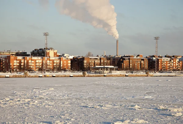 Apartamentos edifícios por mar Báltico congelado em Helsínquia — Fotografia de Stock