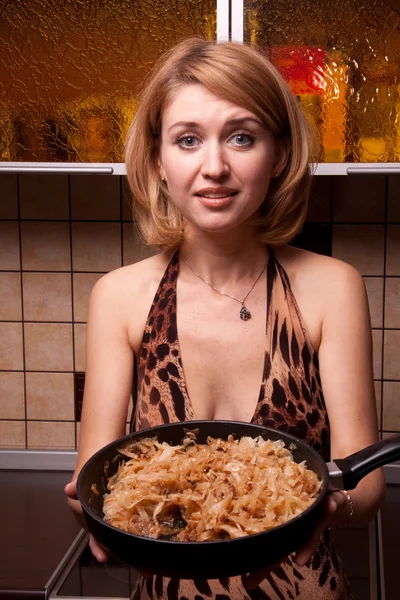 Mujer Joven Ofrece Comida Los Costos Cocina Encuentra Con Marido —  Fotos de Stock
