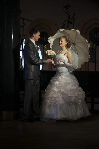 幸せなペアが新しく結婚カップルの結婚式の写真のシリーズ — ストック写真