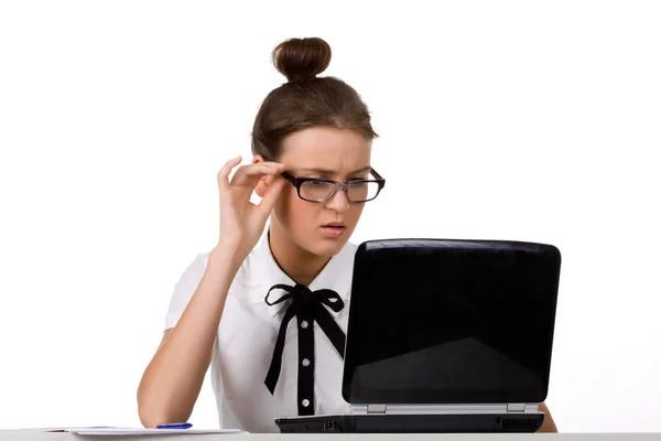 Donna Con Gli Occhiali Siede Lavora Laptop Una Serie Lavori — Foto Stock